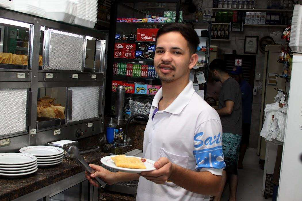 Profissional servindo uma refeição em uma lanchonete